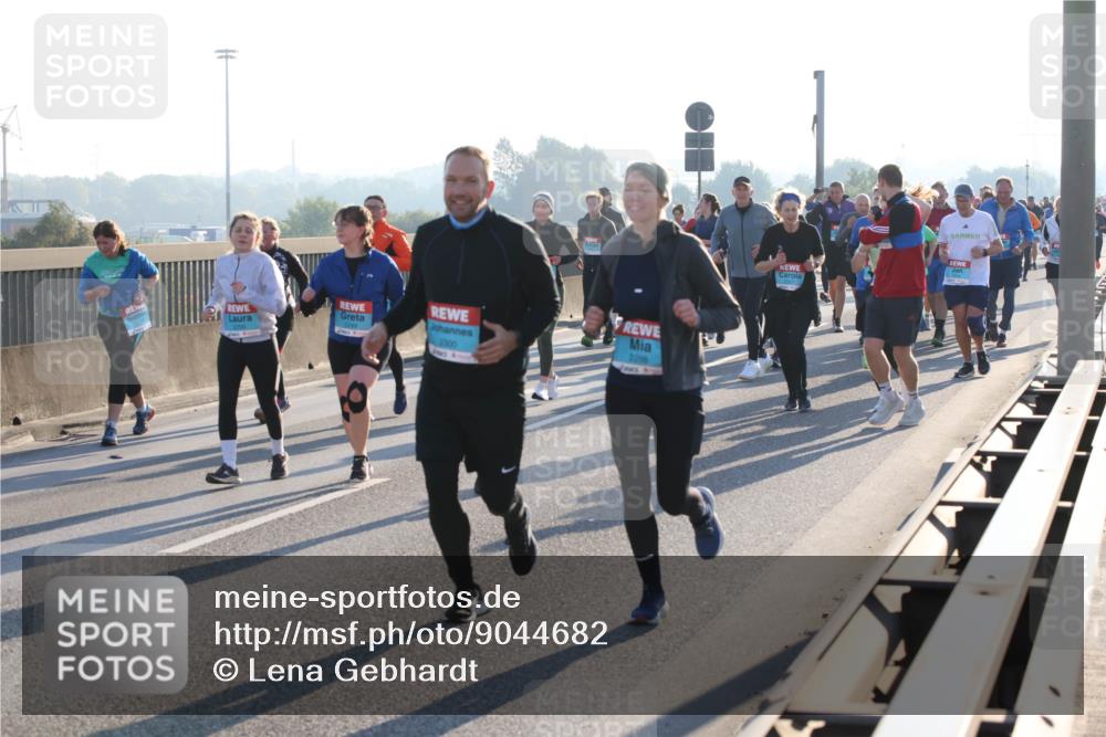 03.10.2025 - Köhlbrandbrückenlauf Lena Gebhardt http://msf.ph/oto/9044682 03.10.2025 09:27:19 Position 1 2300, 2298 meine-sportfotos.de