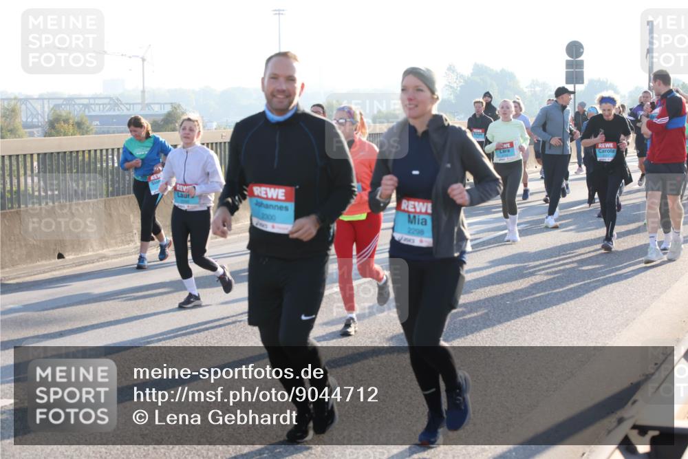 03.10.2025 - Köhlbrandbrückenlauf Lena Gebhardt http://msf.ph/oto/9044712 03.10.2025 09:27:20 Position 1 2300, 2298 meine-sportfotos.de