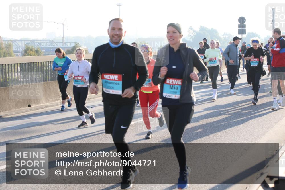 03.10.2025 - Köhlbrandbrückenlauf Lena Gebhardt http://msf.ph/oto/9044721 03.10.2025 09:27:20 Position 1 2300, 2298 meine-sportfotos.de