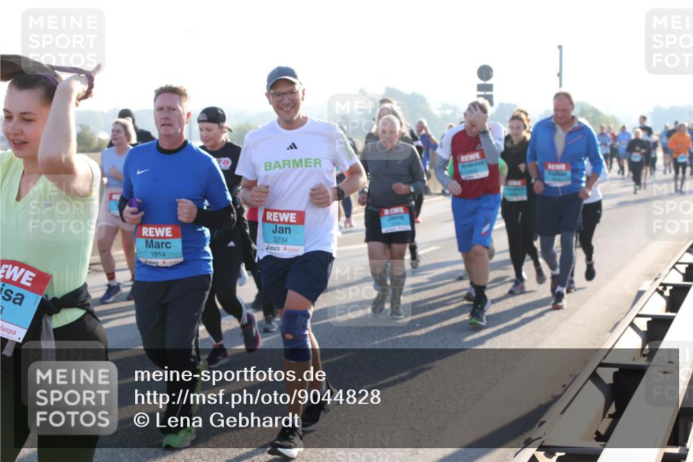 03.10.2025 - Köhlbrandbrückenlauf Lena Gebhardt http://msf.ph/oto/9044828 03.10.2025 09:27:25 Position 1 3, 3234, 1814 meine-sportfotos.de