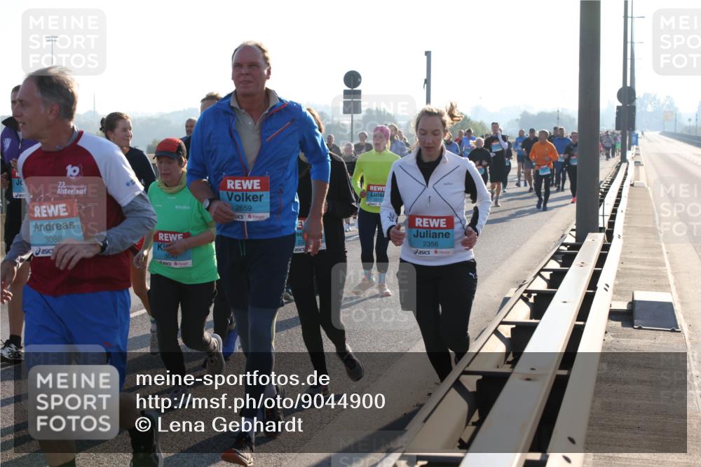 03.10.2025 - Köhlbrandbrückenlauf Lena Gebhardt http://msf.ph/oto/9044900 03.10.2025 09:27:27 Position 1 22, 3088, 3040, 2659, 22, 2356 meine-sportfotos.de