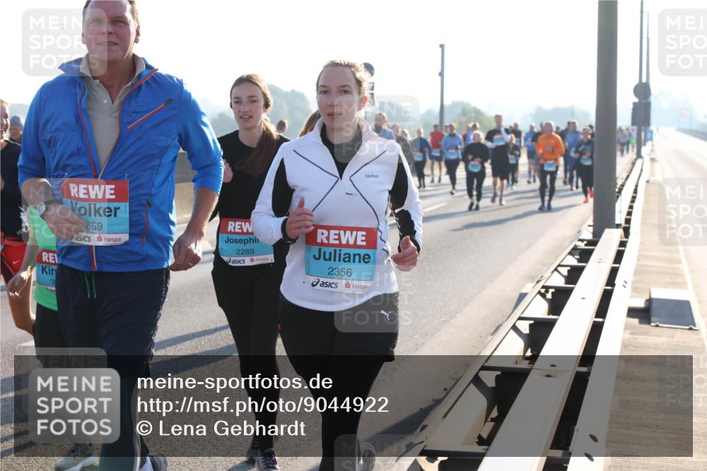03.10.2025 - Köhlbrandbrückenlauf Lena Gebhardt http://msf.ph/oto/9044922 03.10.2025 09:27:28 Position 1 3, 659, 2289, 2356 meine-sportfotos.de
