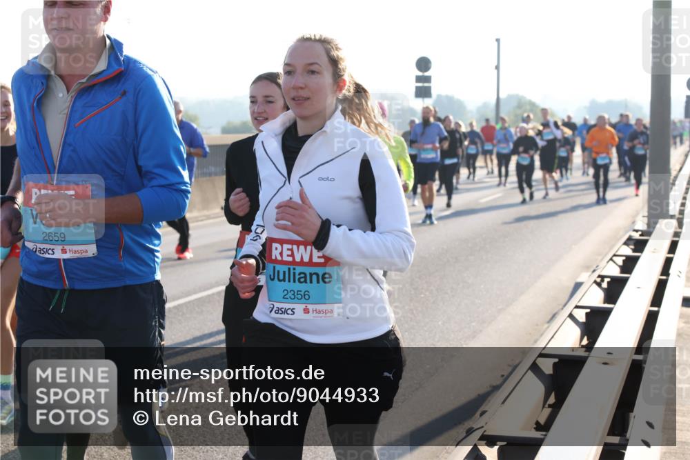 03.10.2025 - Köhlbrandbrückenlauf Lena Gebhardt http://msf.ph/oto/9044933 03.10.2025 09:27:29 Position 1 2659, 2356 meine-sportfotos.de