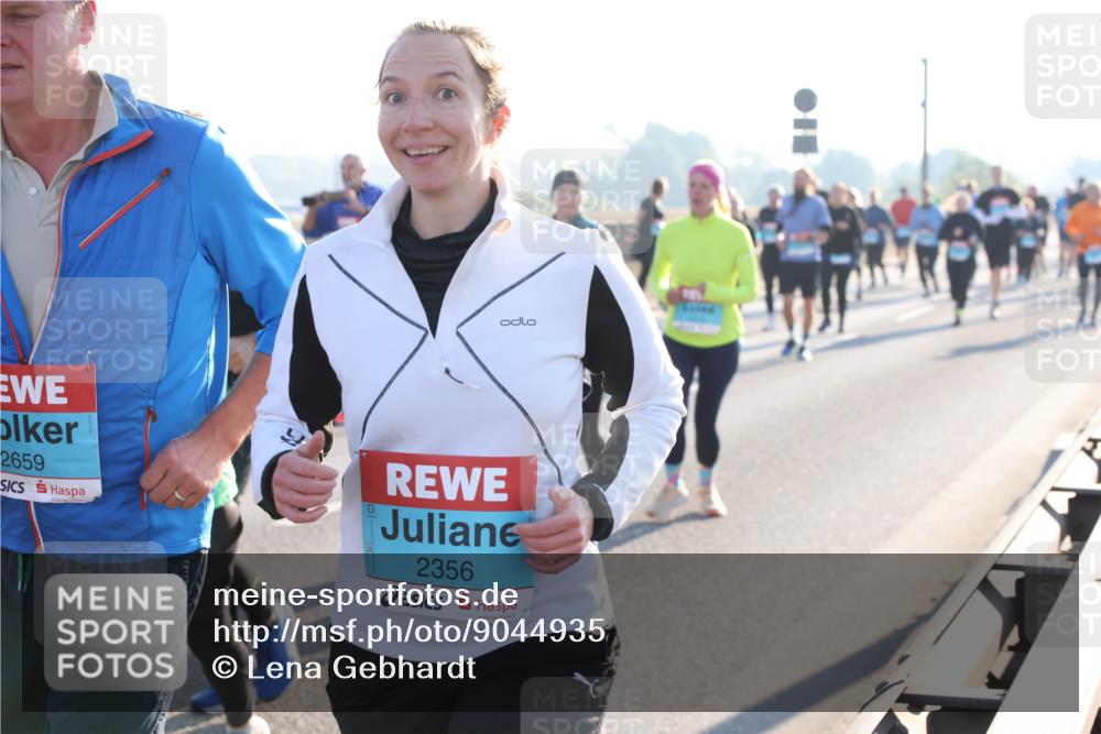 03.10.2025 - Köhlbrandbrückenlauf Lena Gebhardt http://msf.ph/oto/9044935 03.10.2025 09:27:29 Position 1 2659, 2356 meine-sportfotos.de