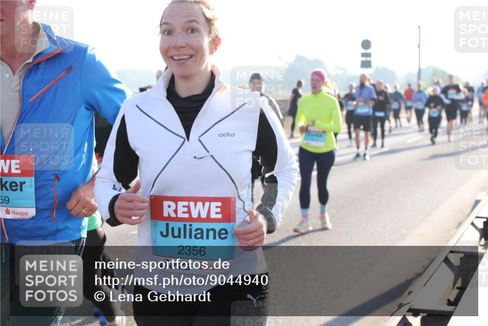 03.10.2025 - Köhlbrandbrückenlauf Lena Gebhardt http://msf.ph/oto/9044940 03.10.2025 09:27:29 Position 1 59, 2356 meine-sportfotos.de