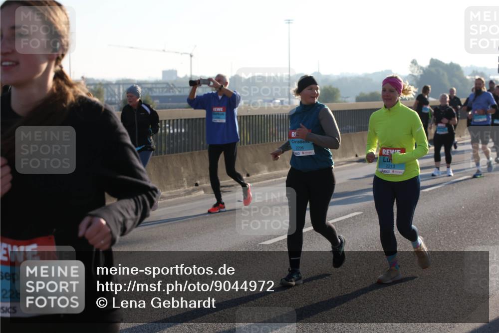 03.10.2025 - Köhlbrandbrückenlauf Lena Gebhardt http://msf.ph/oto/9044972 03.10.2025 09:27:30 Position 1 2289, 2296, 2213 meine-sportfotos.de