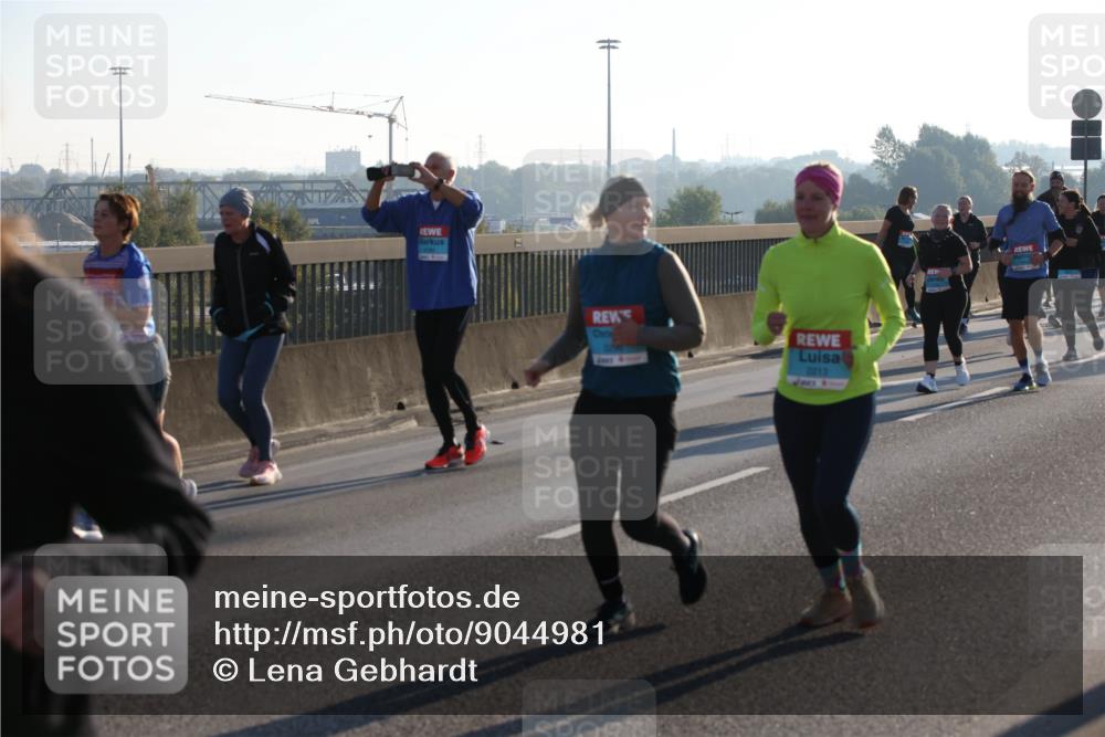 03.10.2025 - Köhlbrandbrückenlauf Lena Gebhardt http://msf.ph/oto/9044981 03.10.2025 09:27:30 Position 1 2213 meine-sportfotos.de