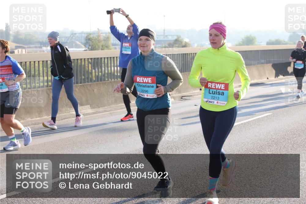 03.10.2025 - Köhlbrandbrückenlauf Lena Gebhardt http://msf.ph/oto/9045022 03.10.2025 09:27:31 Position 1 35, 2296, 2213 meine-sportfotos.de