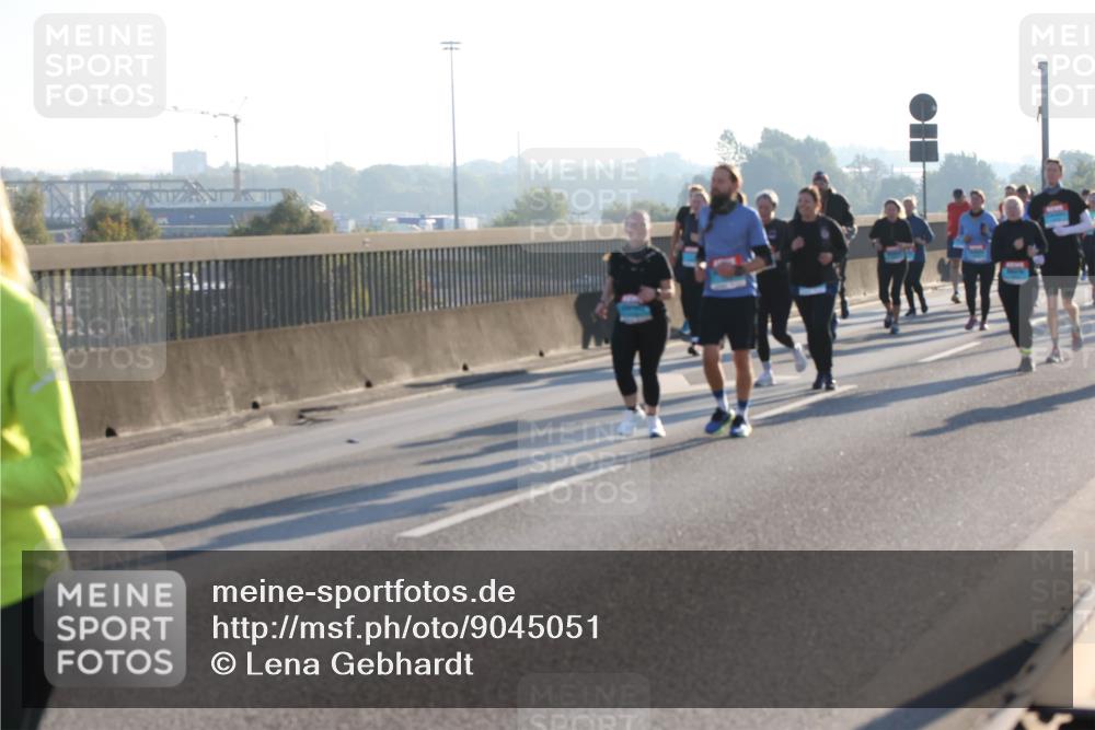 03.10.2025 - Köhlbrandbrückenlauf Lena Gebhardt http://msf.ph/oto/9045051 03.10.2025 09:27:32 Position 1  meine-sportfotos.de