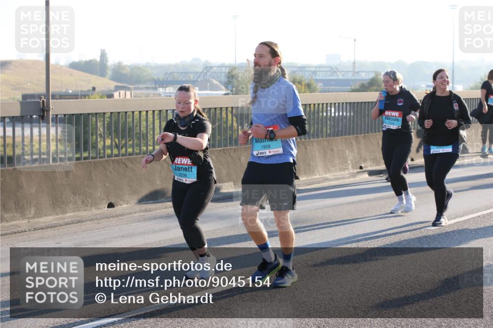 03.10.2025 - Köhlbrandbrückenlauf Lena Gebhardt http://msf.ph/oto/9045154 03.10.2025 09:27:35 Position 1 2238, 1958, 1749 meine-sportfotos.de