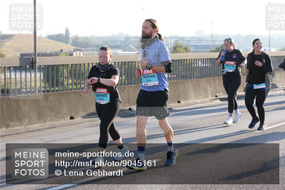 03.10.2025 - Köhlbrandbrückenlauf Lena Gebhardt http://msf.ph/oto/9045161 03.10.2025 09:27:35 Position 1 2238, 1958, 1749 meine-sportfotos.de