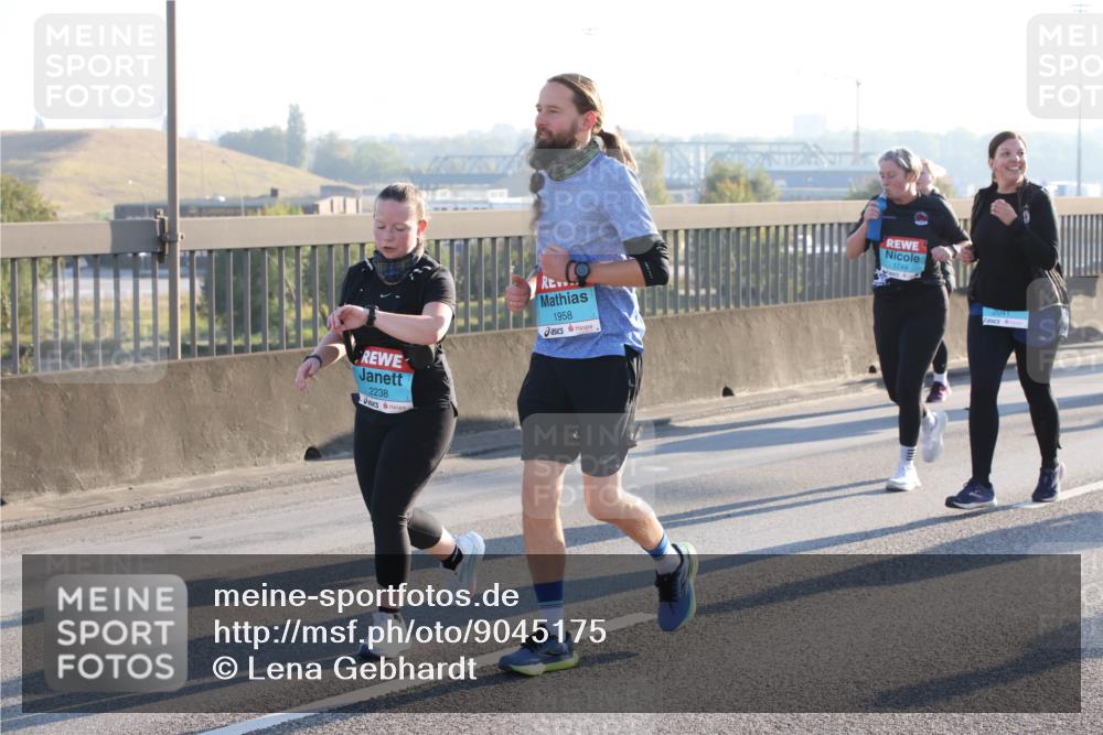 03.10.2025 - Köhlbrandbrückenlauf Lena Gebhardt http://msf.ph/oto/9045175 03.10.2025 09:27:35 Position 1 2238, 1958, 1749, 2041 meine-sportfotos.de