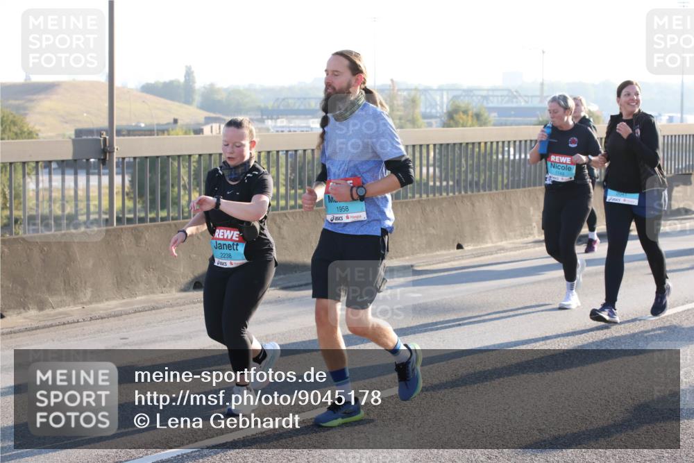 03.10.2025 - Köhlbrandbrückenlauf Lena Gebhardt http://msf.ph/oto/9045178 03.10.2025 09:27:35 Position 1 2238, 1958, 1749, 2041 meine-sportfotos.de