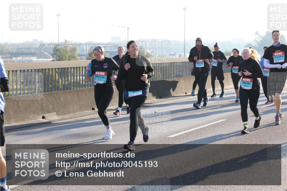 03.10.2025 - Köhlbrandbrückenlauf Lena Gebhardt http://msf.ph/oto/9045193 03.10.2025 09:27:36 Position 1 1749, 20, 3552, 14, 3553 meine-sportfotos.de