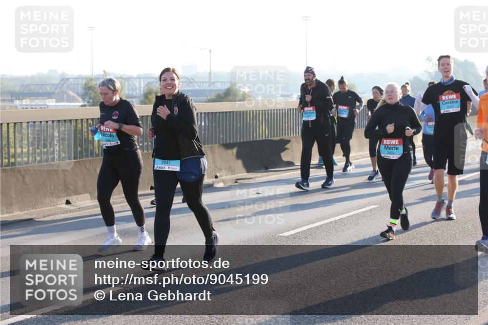 03.10.2025 - Köhlbrandbrückenlauf Lena Gebhardt http://msf.ph/oto/9045199 03.10.2025 09:27:36 Position 1 1749, 2041, 3552, 3553 meine-sportfotos.de
