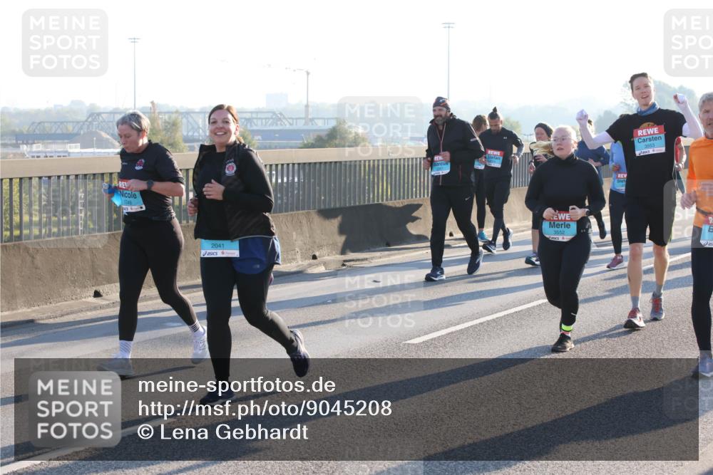 03.10.2025 - Köhlbrandbrückenlauf Lena Gebhardt http://msf.ph/oto/9045208 03.10.2025 09:27:36 Position 1 1749, 2041, 3552, 3553 meine-sportfotos.de