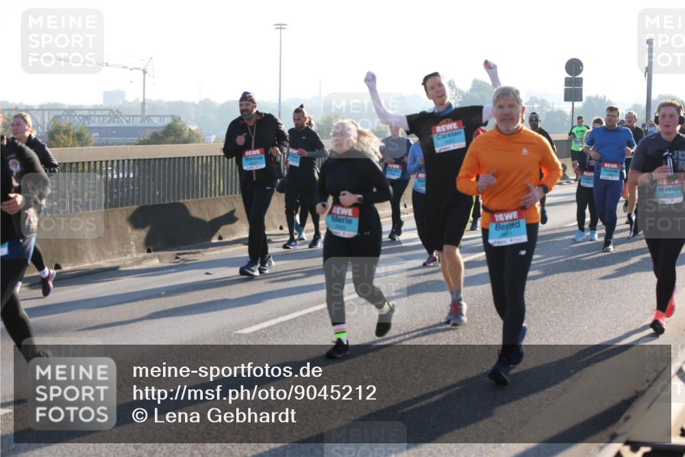 03.10.2025 - Köhlbrandbrückenlauf Lena Gebhardt http://msf.ph/oto/9045212 03.10.2025 09:27:37 Position 1 2572 meine-sportfotos.de