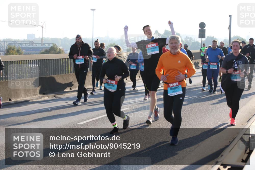03.10.2025 - Köhlbrandbrückenlauf Lena Gebhardt http://msf.ph/oto/9045219 03.10.2025 09:27:37 Position 1 3552, 3651, 2572 meine-sportfotos.de