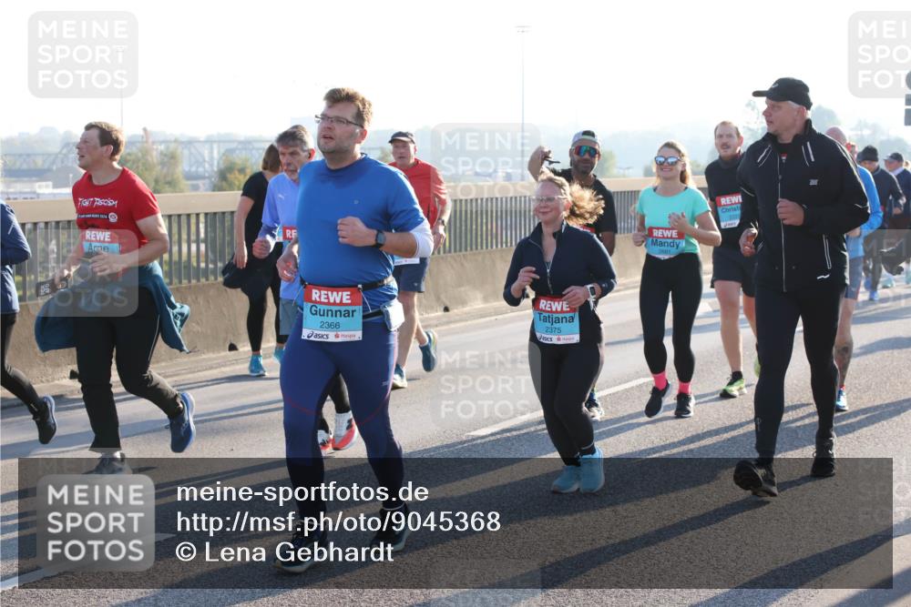 03.10.2025 - Köhlbrandbrückenlauf Lena Gebhardt http://msf.ph/oto/9045368 03.10.2025 09:27:41 Position 1 1824, 2366, 2375, 2681 meine-sportfotos.de