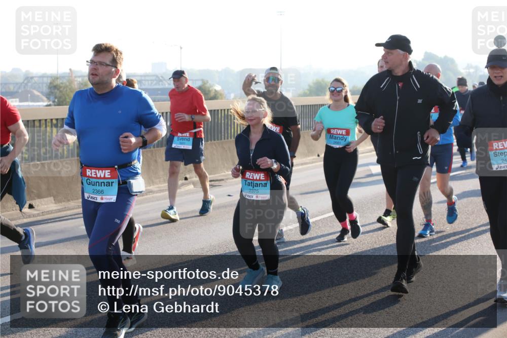 03.10.2025 - Köhlbrandbrückenlauf Lena Gebhardt http://msf.ph/oto/9045378 03.10.2025 09:27:41 Position 1 2366, 2681, 2375, 24 meine-sportfotos.de