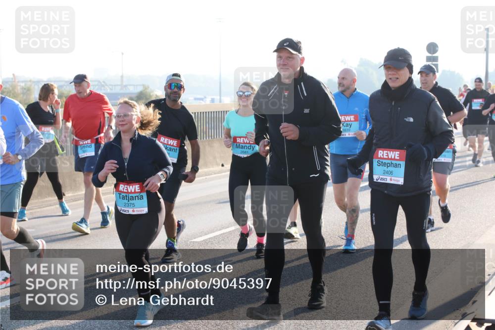 03.10.2025 - Köhlbrandbrückenlauf Lena Gebhardt http://msf.ph/oto/9045397 03.10.2025 09:27:42 Position 1 2681, 2375, 1839, 2406 meine-sportfotos.de