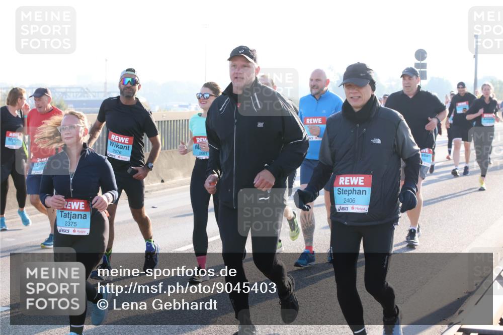 03.10.2025 - Köhlbrandbrückenlauf Lena Gebhardt http://msf.ph/oto/9045403 03.10.2025 09:27:42 Position 1 2375, 2676, 2681, 2406 meine-sportfotos.de