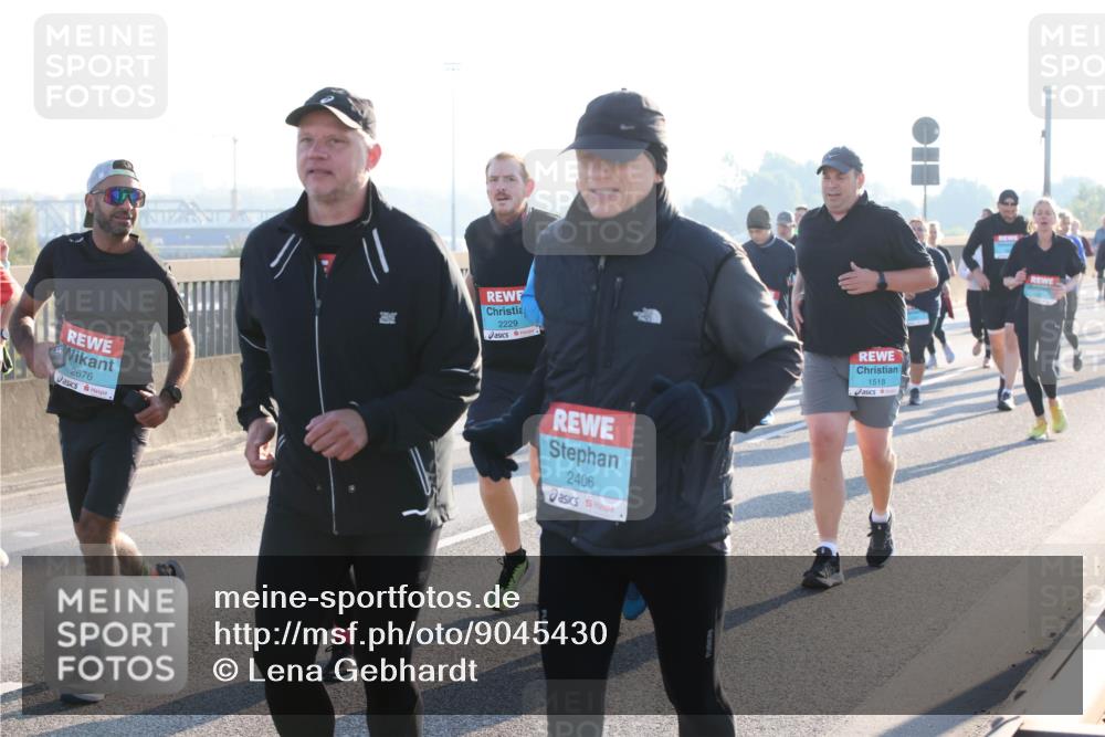 03.10.2025 - Köhlbrandbrückenlauf Lena Gebhardt http://msf.ph/oto/9045430 03.10.2025 09:27:43 Position 1 2676, 2229, 2406, 1518 meine-sportfotos.de