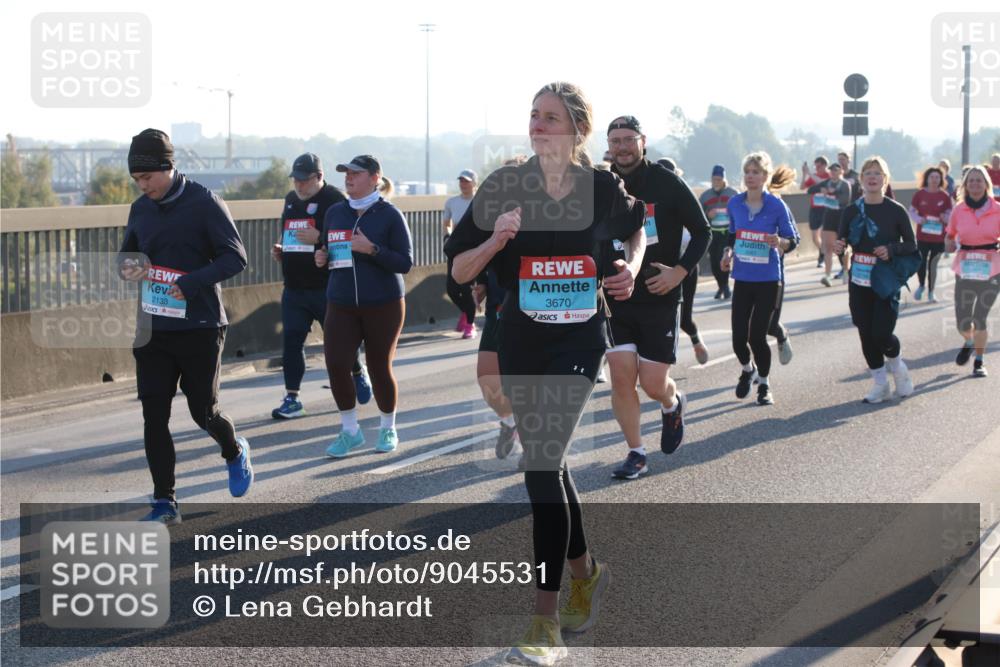 03.10.2025 - Köhlbrandbrückenlauf Lena Gebhardt http://msf.ph/oto/9045531 03.10.2025 09:27:47 Position 1 2133, 3670 meine-sportfotos.de