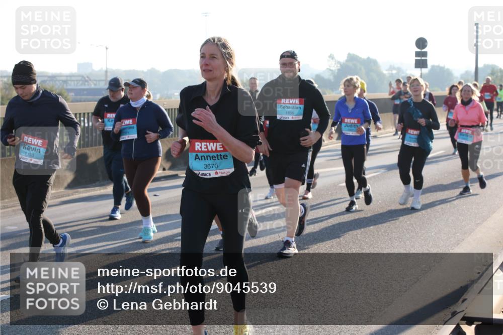 03.10.2025 - Köhlbrandbrückenlauf Lena Gebhardt http://msf.ph/oto/9045539 03.10.2025 09:27:47 Position 1 2133, 3670, 1606 meine-sportfotos.de