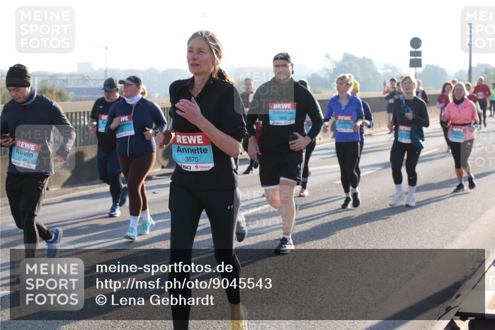 03.10.2025 - Köhlbrandbrückenlauf Lena Gebhardt http://msf.ph/oto/9045543 03.10.2025 09:27:47 Position 1 2133, 3670, 1606 meine-sportfotos.de