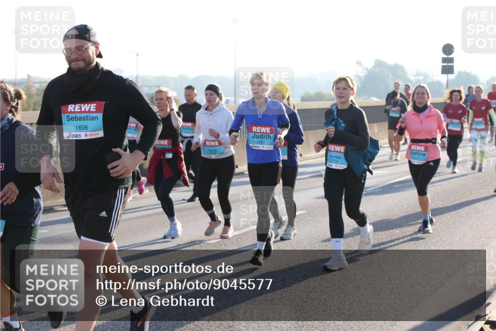 03.10.2025 - Köhlbrandbrückenlauf Lena Gebhardt http://msf.ph/oto/9045577 03.10.2025 09:27:49 Position 1 1606, 3367, 3739, 2457 meine-sportfotos.de