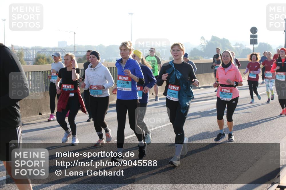 03.10.2025 - Köhlbrandbrückenlauf Lena Gebhardt http://msf.ph/oto/9045588 03.10.2025 09:27:49 Position 1 3746, 3367, 3739, 2457 meine-sportfotos.de