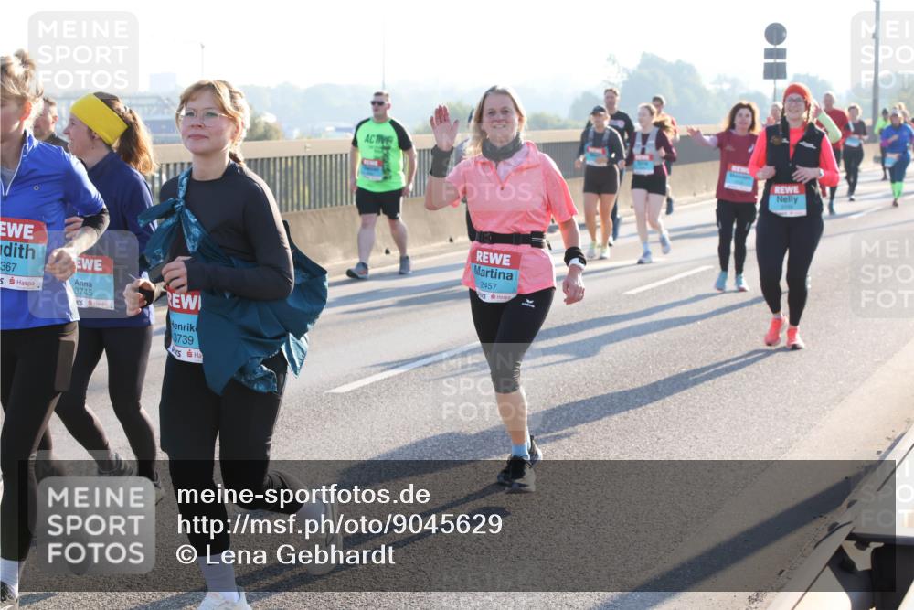 03.10.2025 - Köhlbrandbrückenlauf Lena Gebhardt http://msf.ph/oto/9045629 03.10.2025 09:27:50 Position 1 367, 3745, 3739, 2457 meine-sportfotos.de