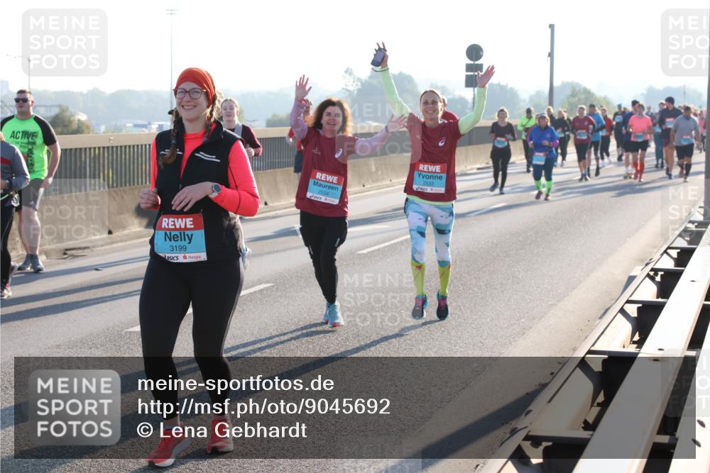 03.10.2025 - Köhlbrandbrückenlauf Lena Gebhardt http://msf.ph/oto/9045692 03.10.2025 09:27:52 Position 1 4, 3199, 2554, 2533 meine-sportfotos.de