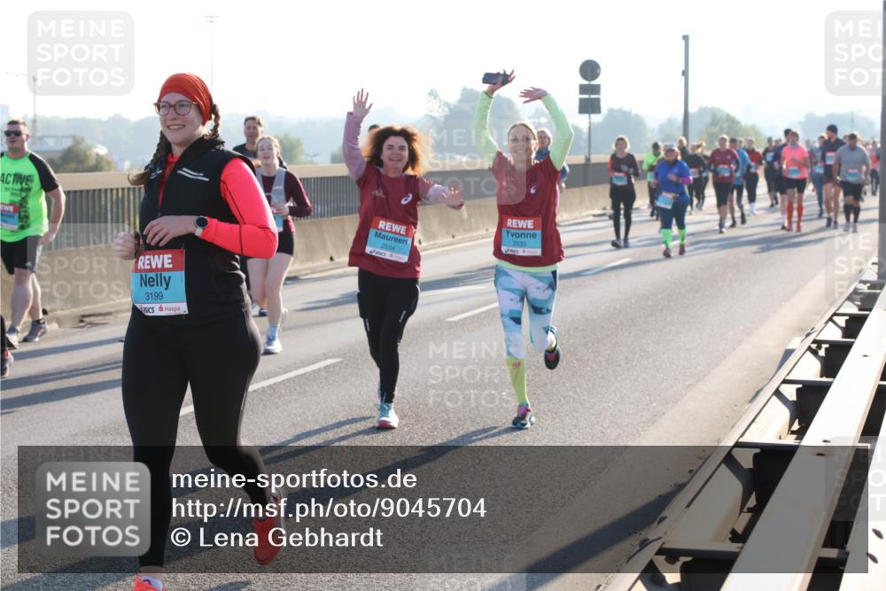 03.10.2025 - Köhlbrandbrückenlauf Lena Gebhardt http://msf.ph/oto/9045704 03.10.2025 09:27:52 Position 1 3199, 2533, 2554 meine-sportfotos.de