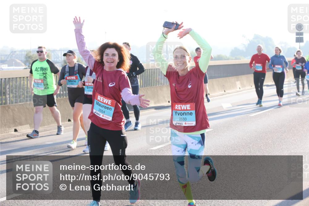 03.10.2025 - Köhlbrandbrückenlauf Lena Gebhardt http://msf.ph/oto/9045793 03.10.2025 09:27:54 Position 1 3389, 2554, 2533 meine-sportfotos.de