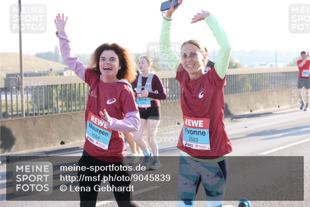 03.10.2025 - Köhlbrandbrückenlauf Lena Gebhardt http://msf.ph/oto/9045839 03.10.2025 09:27:55 Position 1 2554, 3389, 2533 meine-sportfotos.de