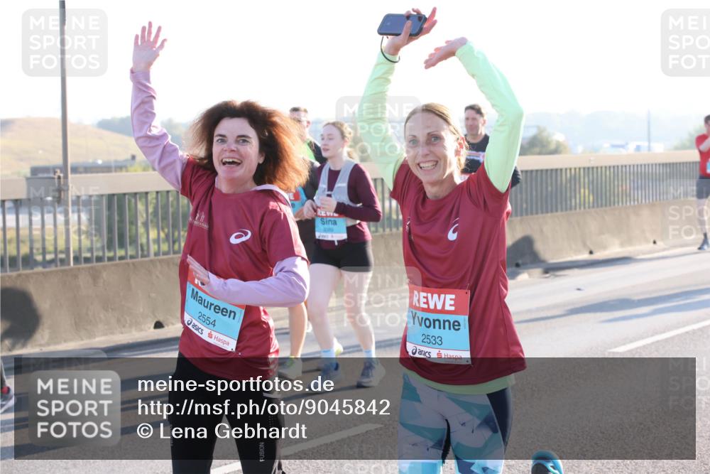 03.10.2025 - Köhlbrandbrückenlauf Lena Gebhardt http://msf.ph/oto/9045842 03.10.2025 09:27:55 Position 1 2554, 2533 meine-sportfotos.de