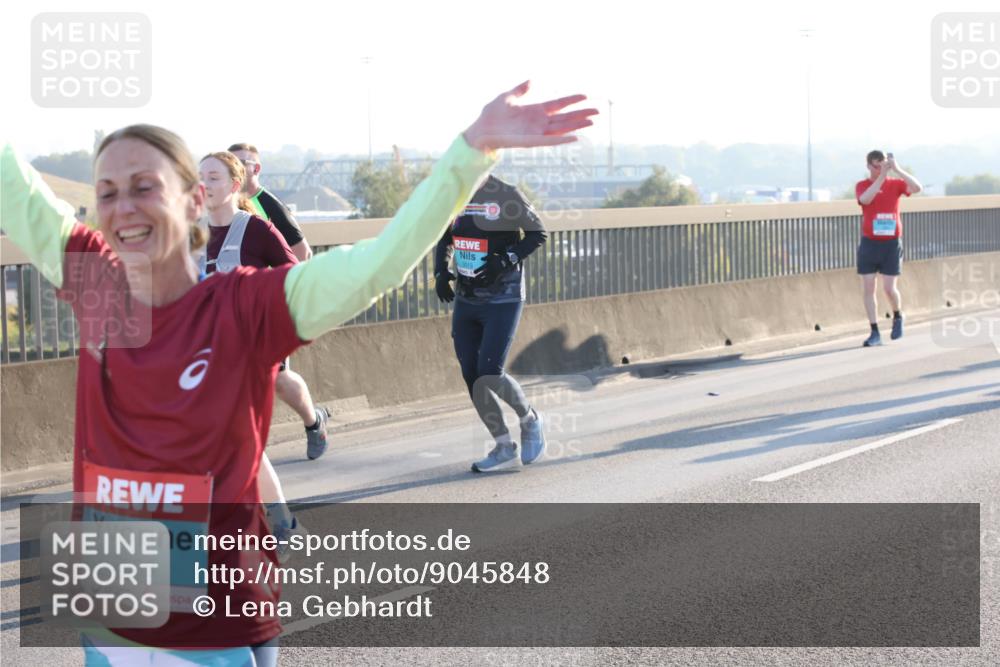 03.10.2025 - Köhlbrandbrückenlauf Lena Gebhardt http://msf.ph/oto/9045848 03.10.2025 09:27:55 Position 1 2533, 3013 meine-sportfotos.de