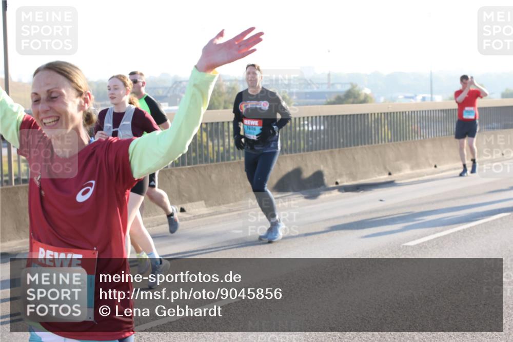 03.10.2025 - Köhlbrandbrückenlauf Lena Gebhardt http://msf.ph/oto/9045856 03.10.2025 09:27:55 Position 1 2533 meine-sportfotos.de