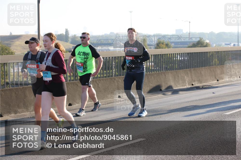 03.10.2025 - Köhlbrandbrückenlauf Lena Gebhardt http://msf.ph/oto/9045861 03.10.2025 09:27:56 Position 1 3391, 3389 meine-sportfotos.de