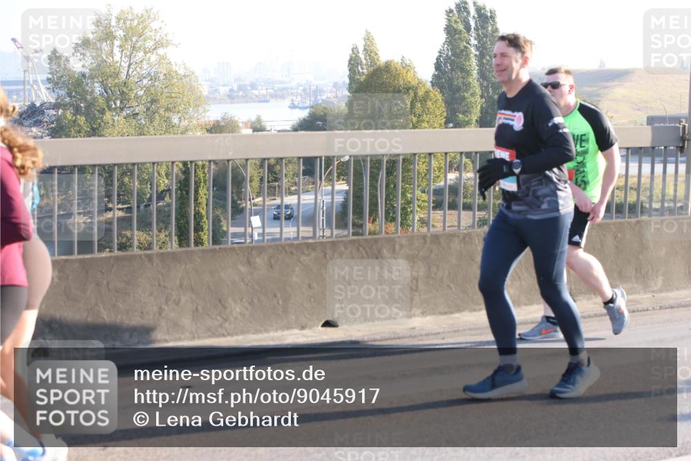 03.10.2025 - Köhlbrandbrückenlauf Lena Gebhardt http://msf.ph/oto/9045917 03.10.2025 09:27:57 Position 1  meine-sportfotos.de