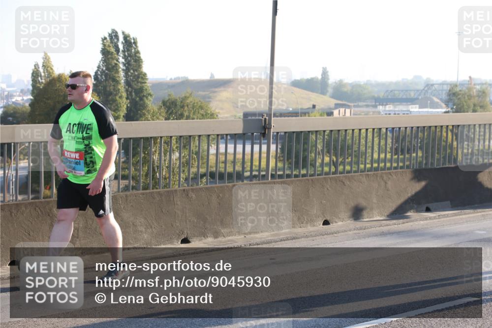 03.10.2025 - Köhlbrandbrückenlauf Lena Gebhardt http://msf.ph/oto/9045930 03.10.2025 09:27:58 Position 1  meine-sportfotos.de