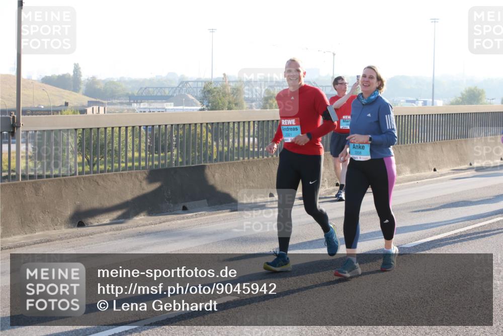 03.10.2025 - Köhlbrandbrückenlauf Lena Gebhardt http://msf.ph/oto/9045942 03.10.2025 09:27:58 Position 1 2321, 2258 meine-sportfotos.de
