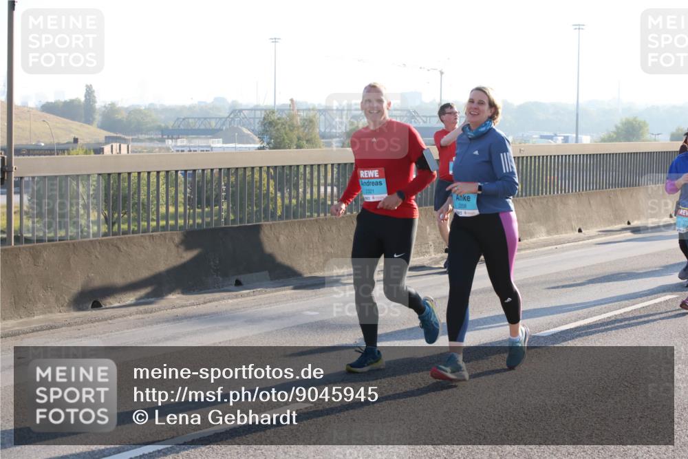 03.10.2025 - Köhlbrandbrückenlauf Lena Gebhardt http://msf.ph/oto/9045945 03.10.2025 09:27:58 Position 1 2321, 2258 meine-sportfotos.de