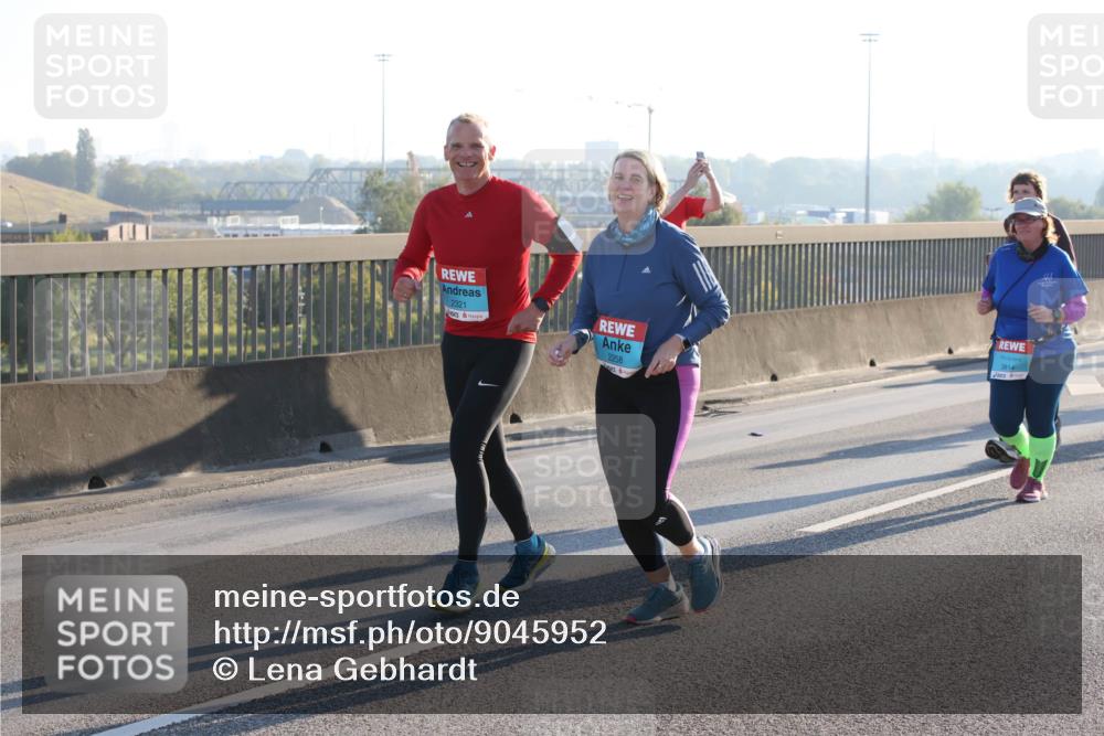 03.10.2025 - Köhlbrandbrückenlauf Lena Gebhardt http://msf.ph/oto/9045952 03.10.2025 09:27:59 Position 1 2321, 2258, 3814 meine-sportfotos.de