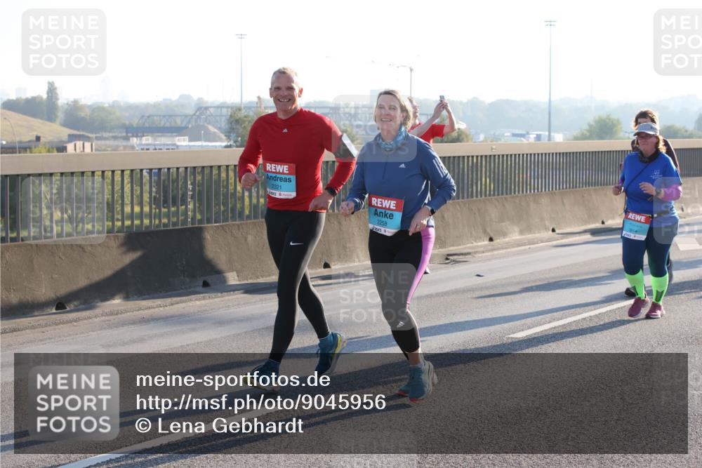 03.10.2025 - Köhlbrandbrückenlauf Lena Gebhardt http://msf.ph/oto/9045956 03.10.2025 09:27:59 Position 1 2321, 2258, 3814 meine-sportfotos.de