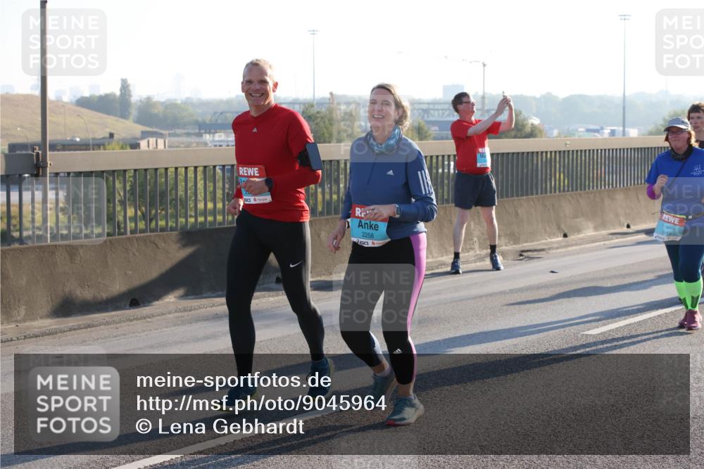 03.10.2025 - Köhlbrandbrückenlauf Lena Gebhardt http://msf.ph/oto/9045964 03.10.2025 09:27:59 Position 1 2258 meine-sportfotos.de