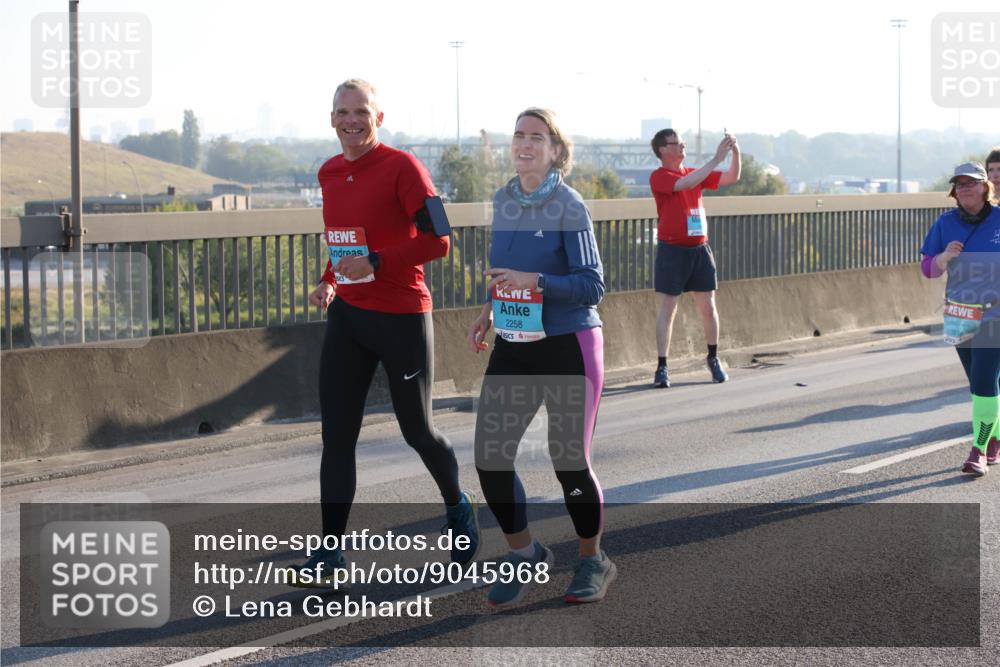 03.10.2025 - Köhlbrandbrückenlauf Lena Gebhardt http://msf.ph/oto/9045968 03.10.2025 09:27:59 Position 1 2258 meine-sportfotos.de
