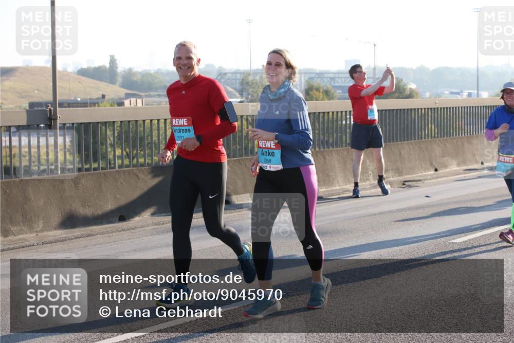 03.10.2025 - Köhlbrandbrückenlauf Lena Gebhardt http://msf.ph/oto/9045970 03.10.2025 09:27:59 Position 1 2321, 2258 meine-sportfotos.de